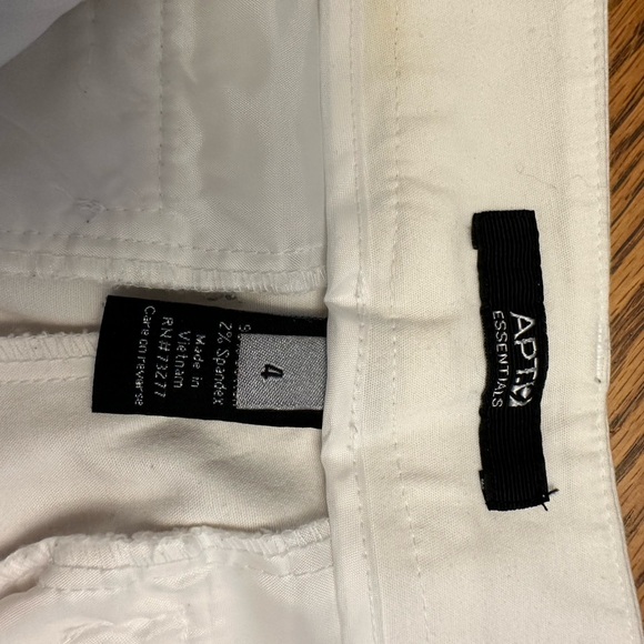 Fitted Bermuda Shorts - Picture 3 of 3